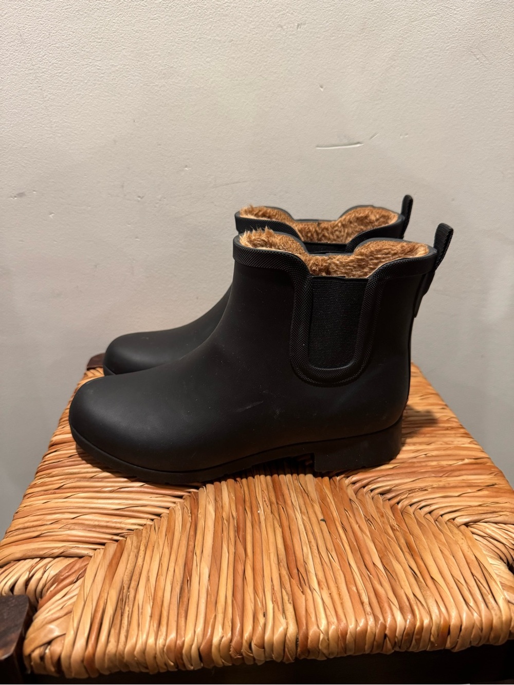 chooka Black Short Waterproof Rain Boots with Faux-Fur Lining size 8